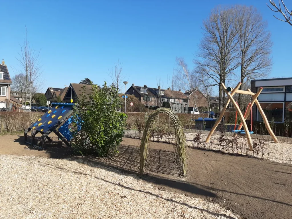 Groen schoolplein basisschool de Regenboog - 10